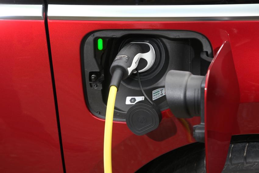 VW Multivan Ladeanschluss mit Ladestecker