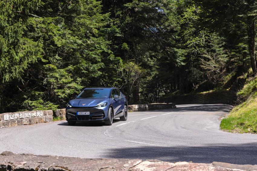 Cupra_3.jpg Cupra Tavascan Front/Seite in Fahrt