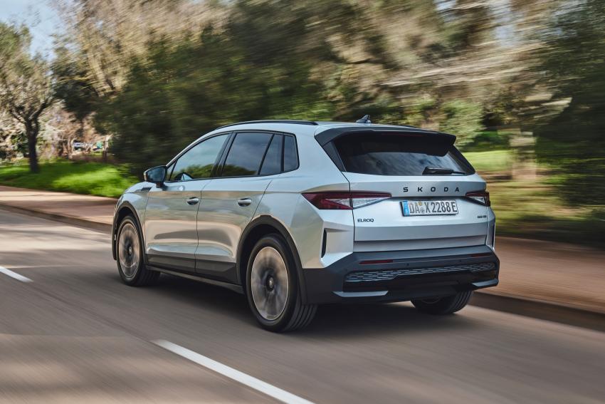 Skoda Elroq Heck/Seite in Fahrt