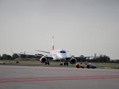 Lamborghini Huracán Evo Follow me mit Flugzeug am Taxiway