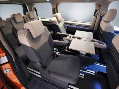 Volkswagen T7 Multivan Rücksitze Mittelkonsole Tische ausgeklappt