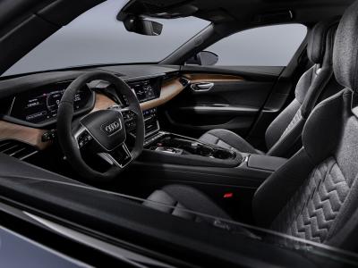 Audi e-tron Goldenes Lenkrad Innenraum