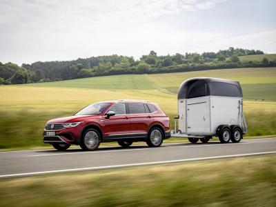 VW Tiguan Allspace in Fahrt mit Anhänger