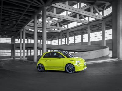 Abarth 500e Seite in Fahrt