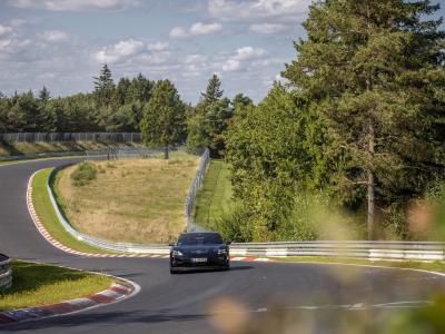 Porsche Taycan Vorserienfahrzeug Front in Fahrt