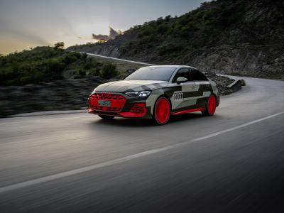 Audi S3 Limousine Front/Seite in Fahrt