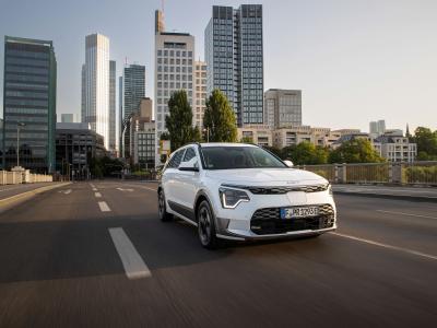 Kia Niro EV Front/Seite in Fahrt