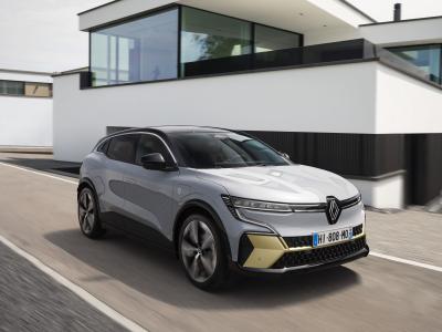 Renault Mégane E-Tech Electric Front/Seite in Fahrt