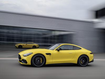 Mercedes-AMG GT 43 Seite in Fahrt