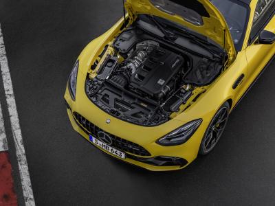 Mercedes-AMG GT 43 von oben mit offener Motorhaube