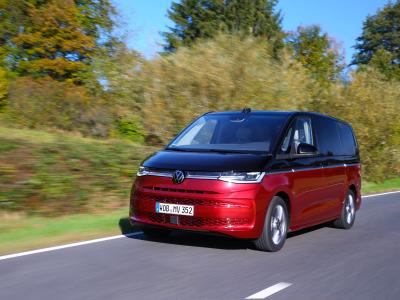 VW Multivan Front/Seite in Fahrt