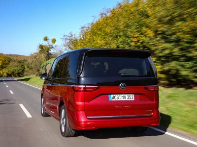 VW Multivan Heck/Seite in Fahrt