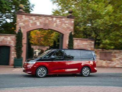 VW Multivan Seite in Fahrt