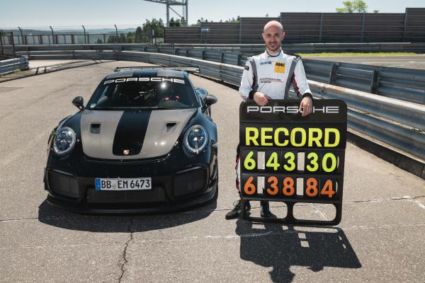Porsche 911 GT2 RS MR Rekordauto mit Testfahrer Lars Kern