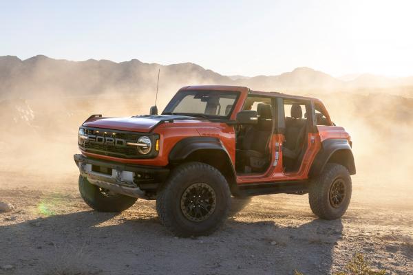 Ford Bronco Raptor ohne Türen im Sand