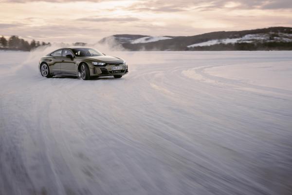 AudiRS e-tron GT Front Drift durch Schnee