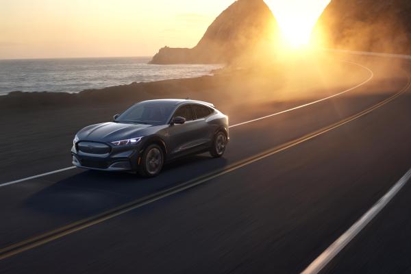 Ford Mustang Mach-e Front/Seite in Fahrt