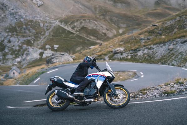 Honda XL750 Transalp Seite in Fahrt