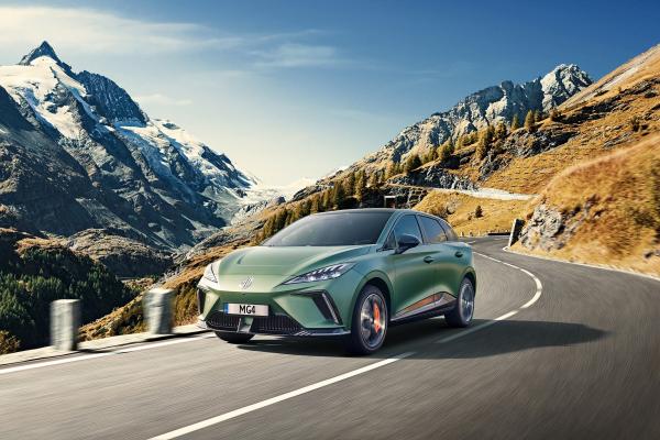 MG4 XPower Front/Seite in Fahrt