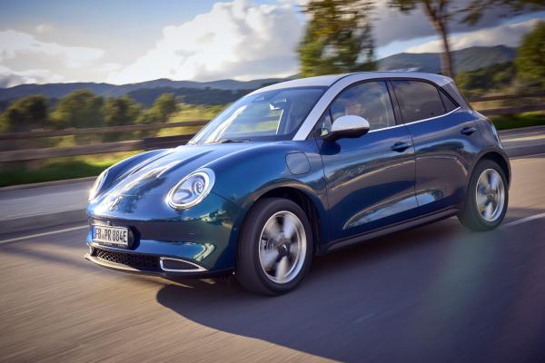 Ora Funky Cat Front/Seite in Fahrt