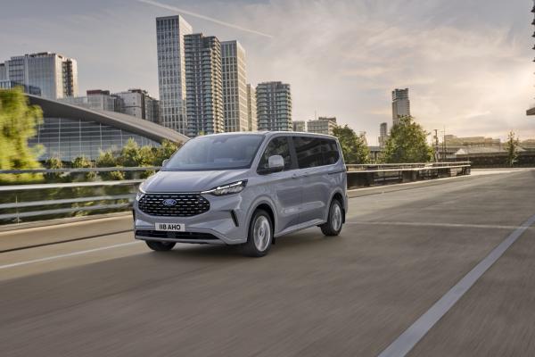 Ford Tourneo Custom Front/Seite in Fahrt