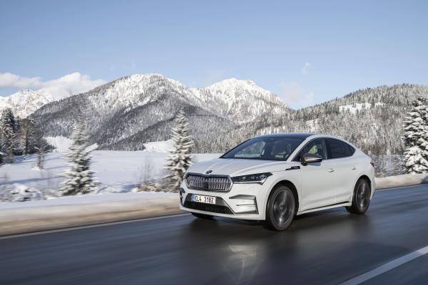 Skoda Enyaq Coupé L&K Front/Seite in Fahrt