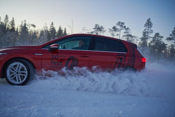 Auto im Winter Seite in Fahrt