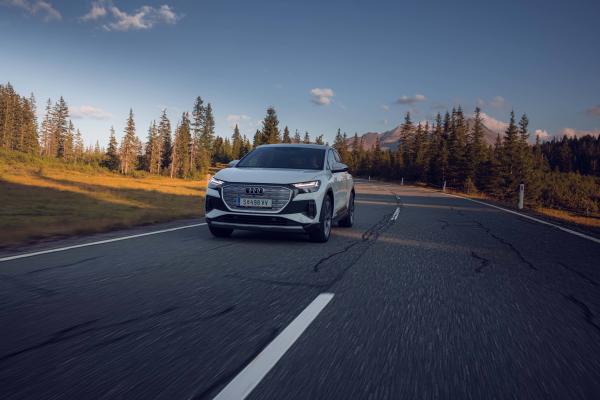 Audi Q4 e-tron Front/Seite in Fahrt