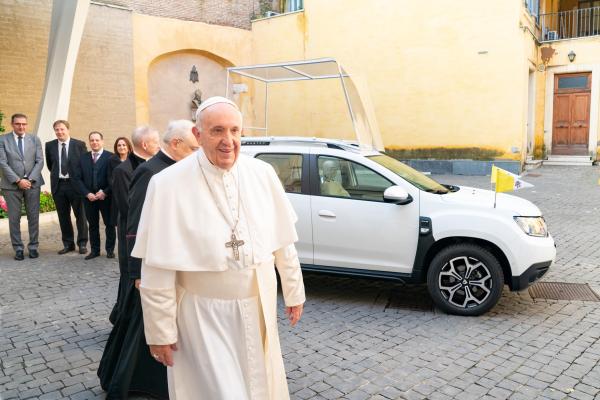 Dacia Duster Papamobil mit Papst