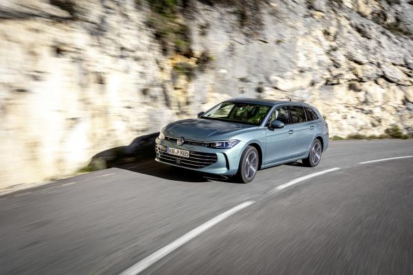 Volkswagen Passat Front/Seite in Fahrt