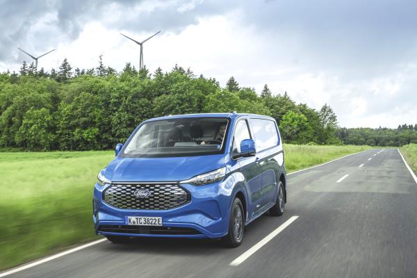 Ford Transit Custom Front/Seite in Fahrt