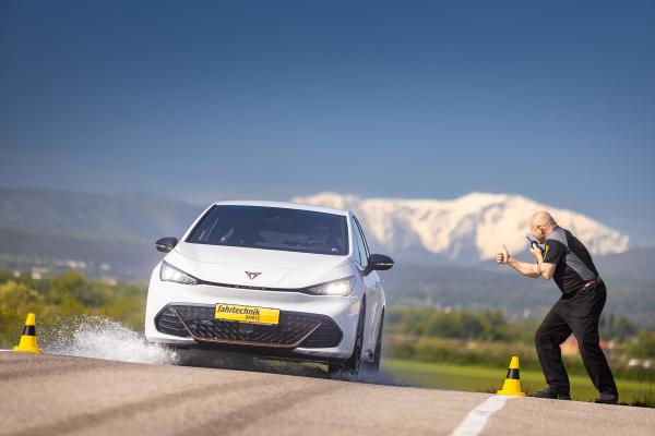 ÖAMTC Fahrtechnik Cupra Born Front in Fahrt