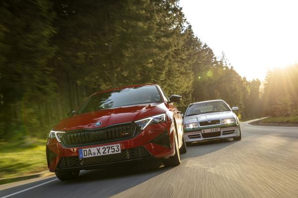Skoda Octavia neu Front in Fahrt und Skoda Octavia 1. Generation Front in Fahrt