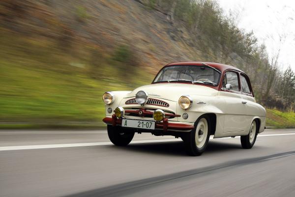 Skoda Oldtimer Front/Seite in Fahrt