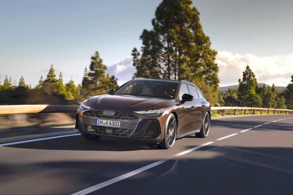 Audi A6 Avant Front/Seite in Fahrt