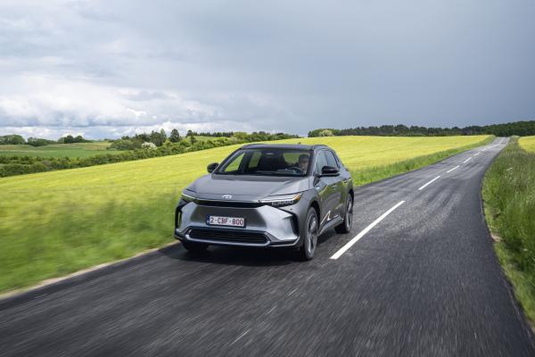 Toyota bZ4X Front/Seite in Fahrt