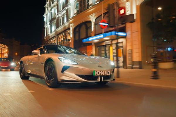 MG Cyberster Front/Seite in Fahrt