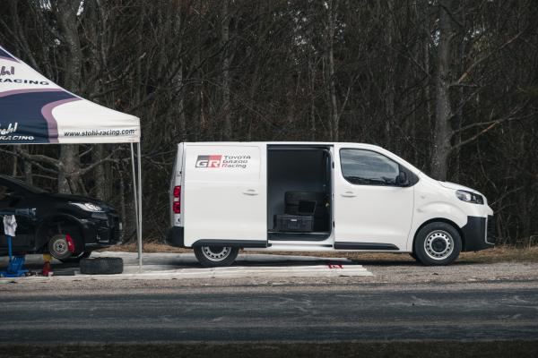 _DSF3816.jpg Toyota Proace mit offener Tür. Im Fahrzeug liegen Werkzeuge und Reifen.