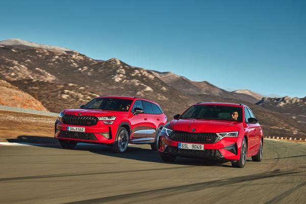 Skoda Octavia RS Combi und Skoda Kodiaq RS Front/Seite in Fahrt
