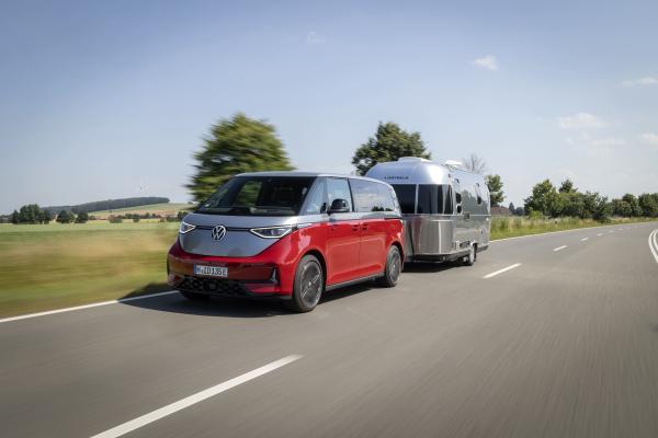 VW ID. Buzz Front/Seite in Fahrt mit Anhänger