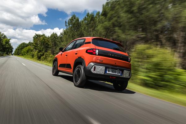 Dacia Spring Heck/Seite in Fahrt