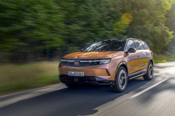 BU1.jpg Opel Grandland Front/Seite in Fahrt