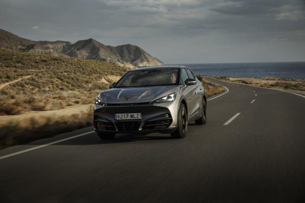 Cupra Tavascan Front/Seite in Fahrt