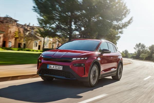 Skoda Elroq Front/Seite in Fahrt