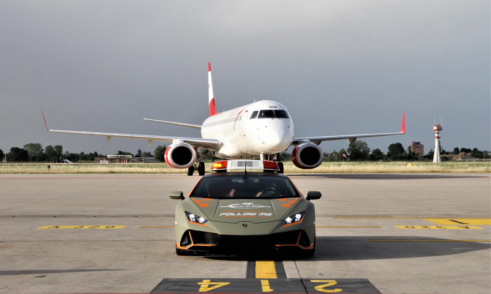 Lamborghini Huracán Evo Follow me Front mit Flugzeug