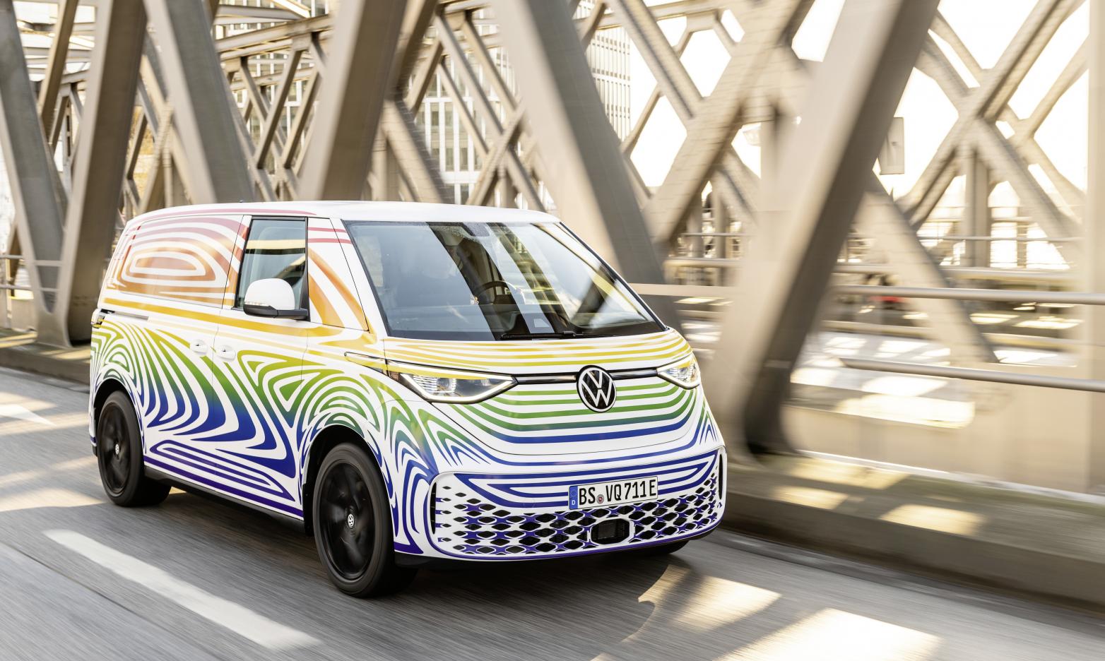 VW ID. Buzz in Fahrt seitlich