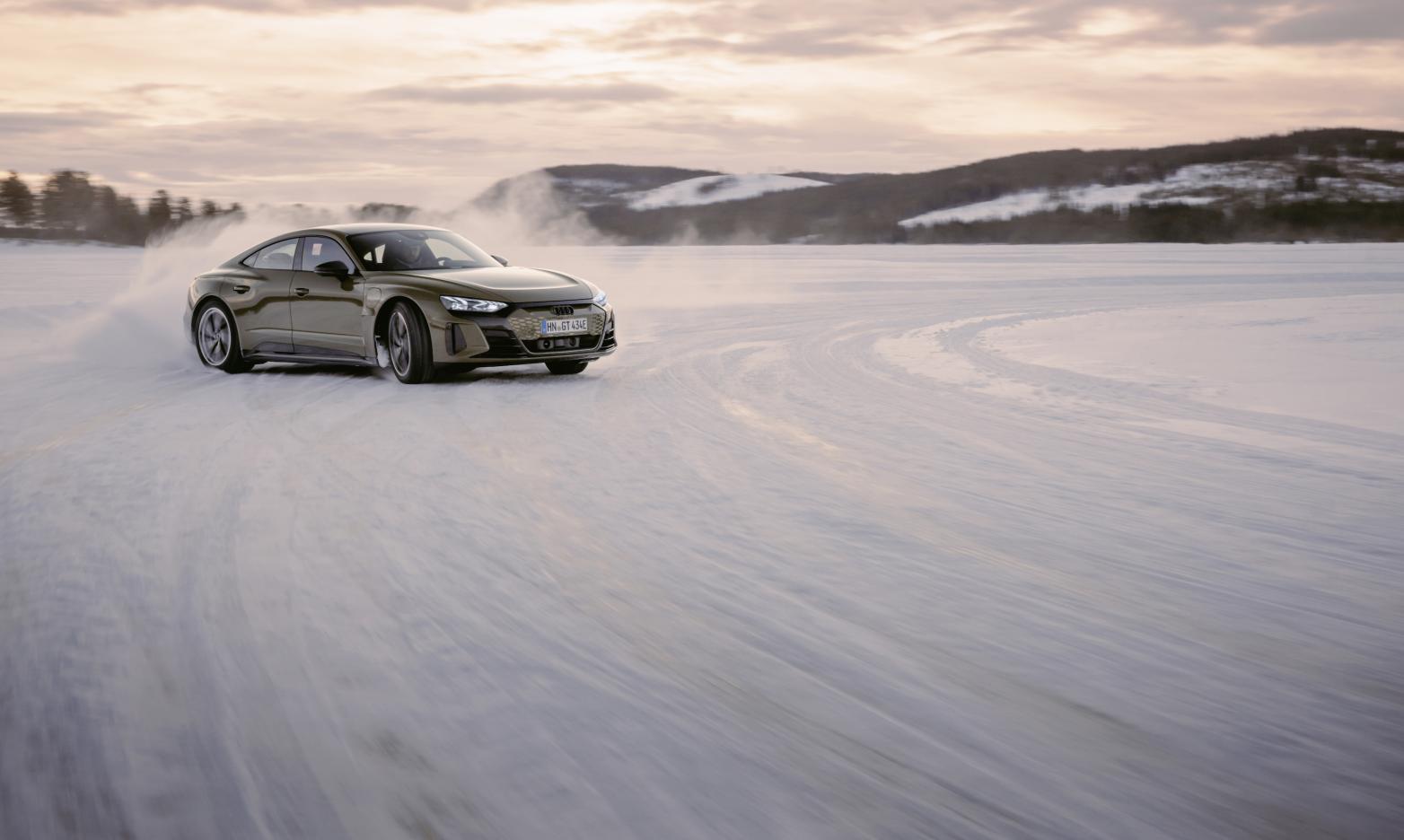 AudiRS e-tron GT Front Drift durch Schnee