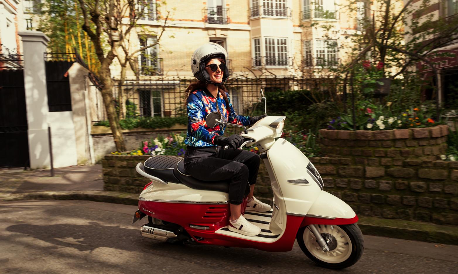 Peugeot Django in Fahrt Front/Seite