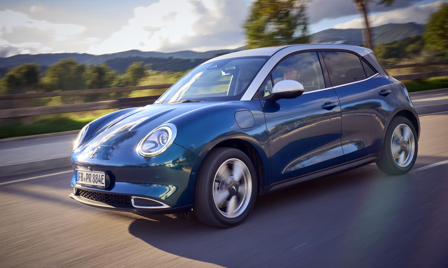 Ora Funky Cat Front/Seite in Fahrt