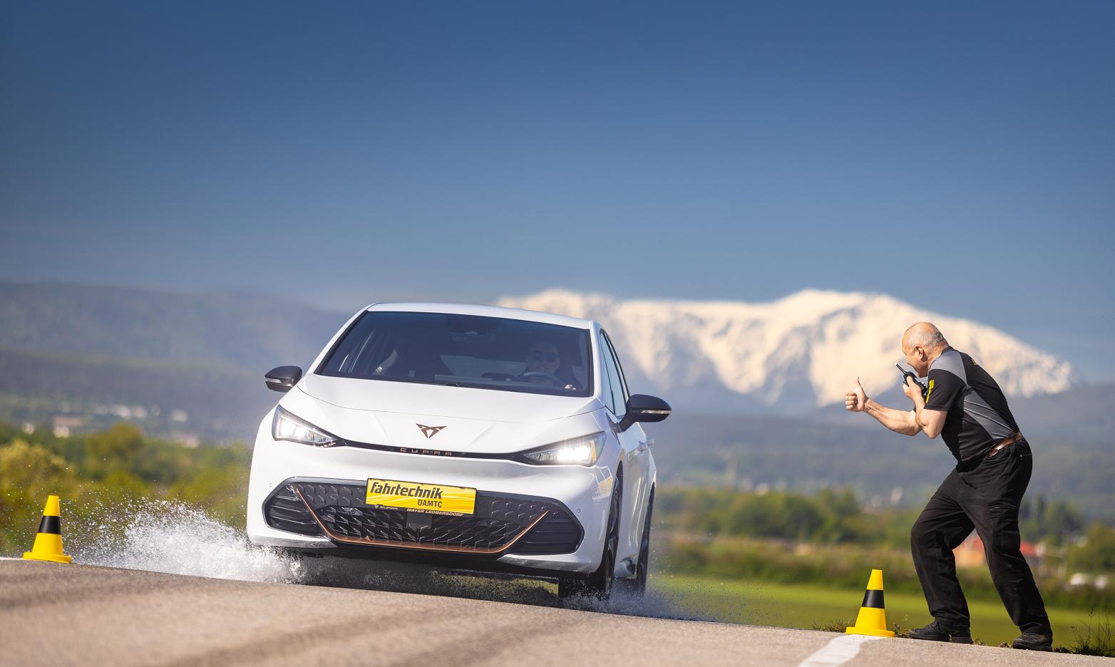 ÖAMTC Fahrtechnik Cupra Born Front in Fahrt